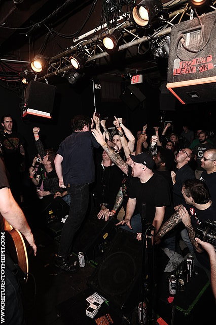 [black flag of fire on Oct 28, 2010 at Great Scott's (Allston, MA)]