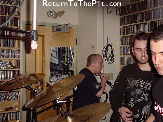 [cannae on Apr 17, 2001 at Live in the WUNH studios (Durham, NH)]