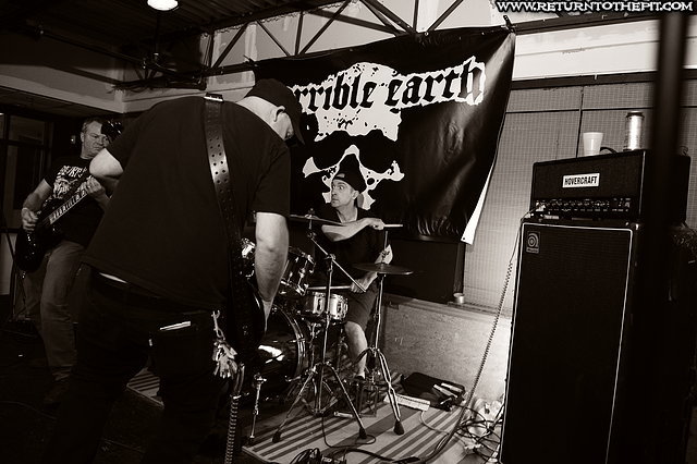 [horrible earth on Jun 21, 2017 at Bungalow Bar And Grill (Manchester, NH)]