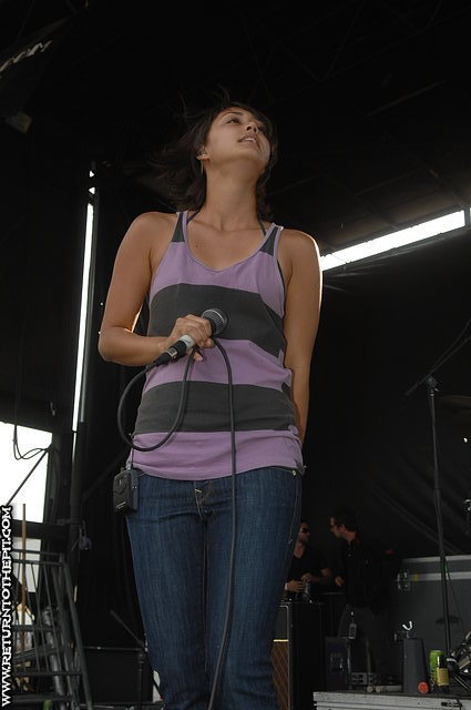 [meg and dia on Aug 12, 2007 at Parc Jean-drapeau - Hurly.com Stage (Montreal, QC)]