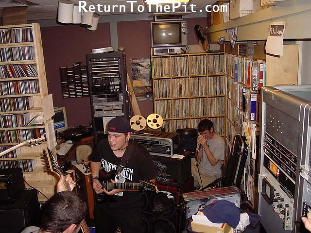 [tears of avarel on Jul 10, 2001 at Live in the WUNH studios (Durham, NH)]