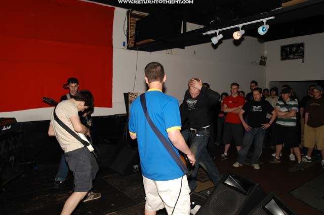 [three broken threads on May 10, 2003 at the Pogo Club (Norwich, CT)]